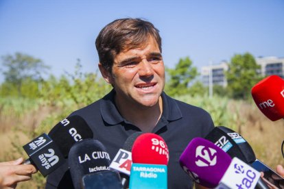 Dídac Nadal atendiendo los medios en el solar donde se construirá el Centro Penintenciari.