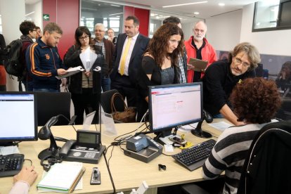 Representantes de entidades, ayuntamientos y asociaciones que han presentado alegaciones contra los parques eólicos de la Terra en la delegación del Gobierno en Tortosa.