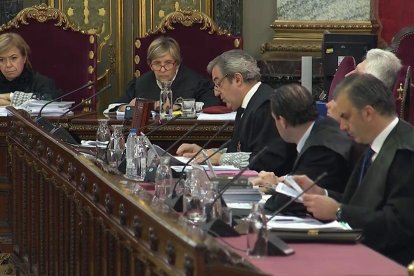 Imatge dels fiscals Javier Zaragoza i Fidel Cadena junt al vicesecretari de Vox, Pedro Fernández, i el secretari general de Vox, Javier Ortega Smith, en la segona jornada del judici per l'1-O.