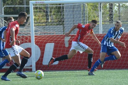 El capità Sergio Montero es disposa a rebre una passada per part de Sergi Cardona.