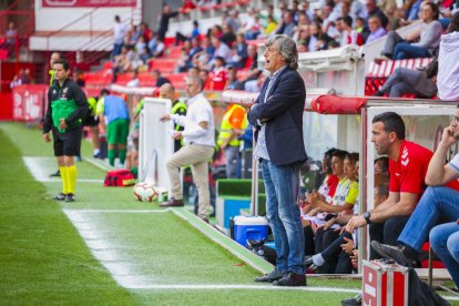 Enrique Martín, en su área técnica durante el partido.