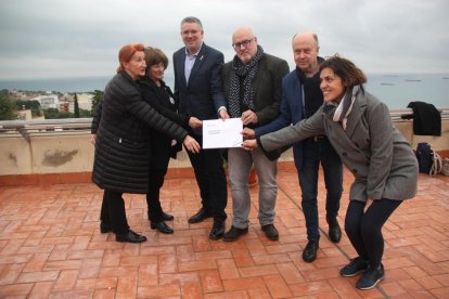 El alcalde de Tarragona, Pau Ricomà, acompañado de algunos miembros del consejo asesor del Centro de Arte de Tarragona, en el tejado de Casa Canals.