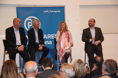 D'esquerra a dreta, els candidats al Congrés pel PP Jordi Roca i Adolfo Suárez Illana, la candidata a l'alcaldia de Torredembarra, Núria Gómez, i el president del PP català Alejandro Fernández.