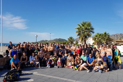 Fotografía de familia de los participantes en la acción de limpieza en las playas de l'Hospitalet.