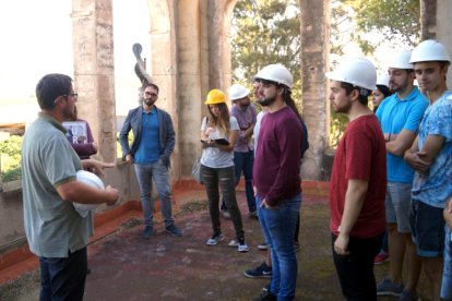 Pla general d'alguns estudiants d'arquitectura de la URV analitzant una masia a l'Aldea.