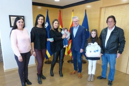 Pere Granados y Júlia Gómez reciben a Darío y su familia en el Ayuntamiento.