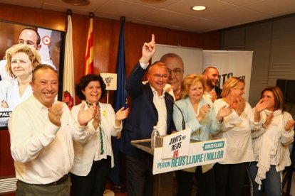 Carles Pellicer, ayer en la sede del partido en la plaza Catalunya, celebra el triunfo de Juntos por Reus como a fuerza más votada.