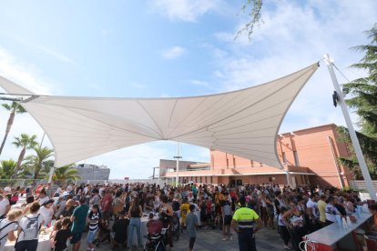 Centenars de persones es van apropar a la inauguració de la carpa.