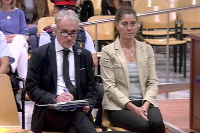 Imagen de los padres de la Nadia, sentados en el banquillo de los acusados en la Audiencia de Lérida.