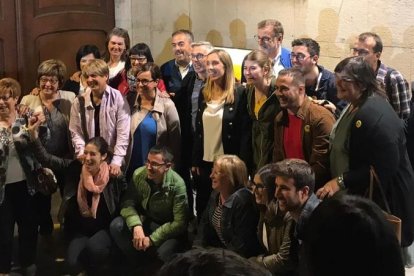 Maria Dolors Farré celebra la victoria acompañada de otros miembros de la candidatura.