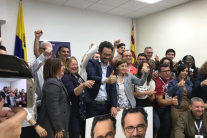 Pere Segura dirigiéndose al público durante la noche electoral en la sede del partido.