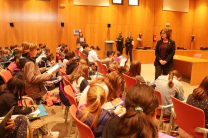 L'alcaldessa Camí Mendoza ha respost les preguntes que els alumnes portaven preparades.