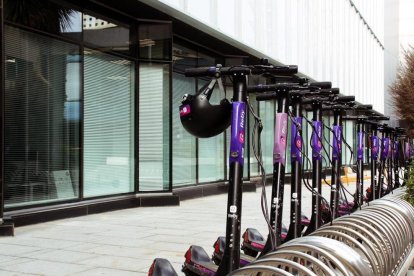 Patinetes eléctricos de alquiler de la empresa Reby a Barcelona, en aparcamientos de bici y con candado.