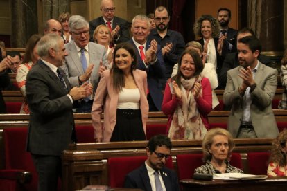 Pla obert de la bancada de Ciutadans al Parlament, aplaudint la líder, Lorena Roldán.