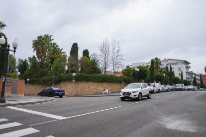 Imagen del cruce de Vía Augusta para acceder a Obispo Antoni Deig, donde se tendrá que entrar por la calle de Ernest Lluch.