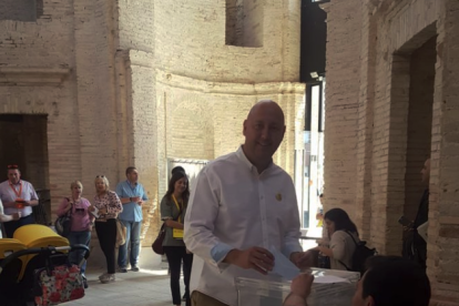 Josep Caparrós votando en Sant Carles de la Ràpita.