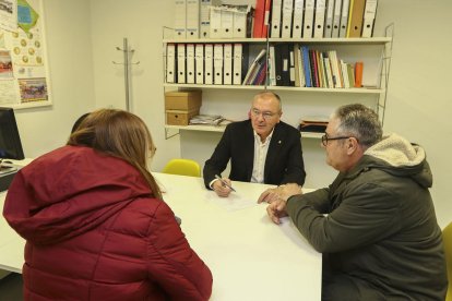 Dos vecinos reunidos ayer con el alcalde Carles Pellicer.