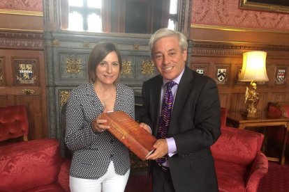 Imagen de archivo del presidente de la Cámara de los Comunes, recibiendo de manos de la presidenta del Parlamento, Carme Forcadell, el libro 'Outstanding Catalan Contributions'