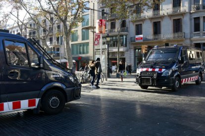 Dues furgonetes dels Mossos d'Esquadra al capdamunt de la Rambla.