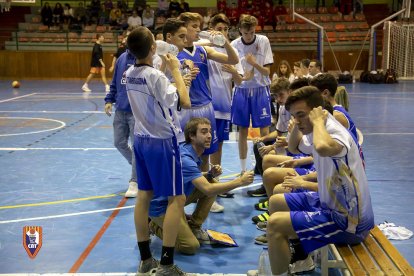 Eugeni Tolosana, dando instrucciones a sus jugadores durante un enfrentamiento.