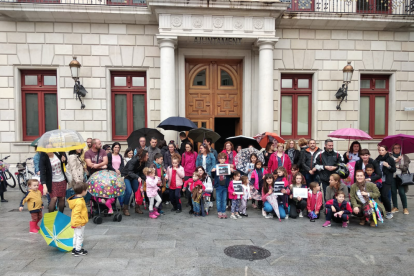 La comunidad se concentró ante el Ayuntamiento.