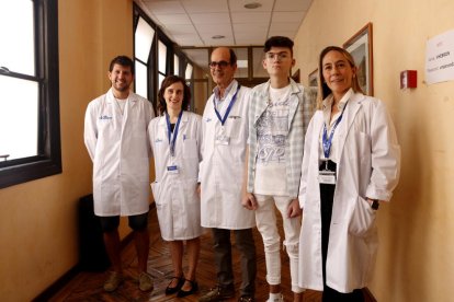 El pacient amb la malaltia de MNGIE trasplantat de fetge Niki amb els doctors Ferran Vila, Isabel Campos, Ramon Charco i Carolina Malagelada.