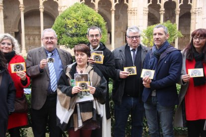 Los impulsores del carné de la Ruta del Cister, después de la presentación en el monasterio de Santes Creus.