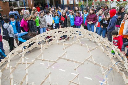 Alumnos participantes a las pruebas realizando una cúpula de Leonardo da Vinci.