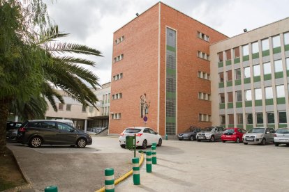 L'exterior del CAP Sant Pere, que ha estrenat la nova superfície a finals de gener.