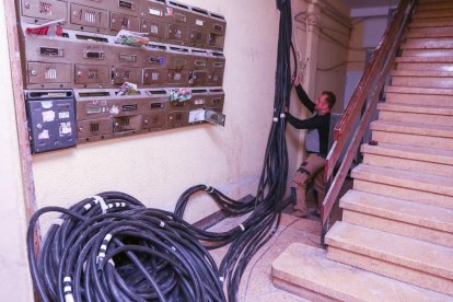 Los trabajos para cambiar el cableado y otros elementos avanzan al edificio en los últimos días.