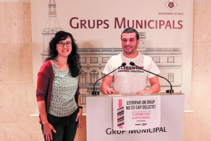 Los concejales de la CUP, Mònica Pàmies y Edgar Fernández, han valorado este martes la sentencia del TSJC.