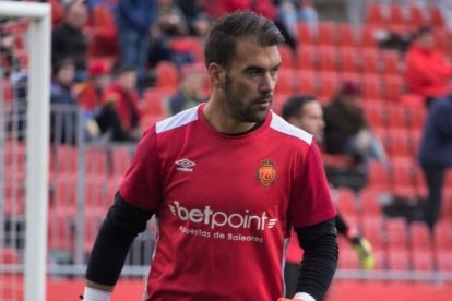 Manolo Reina en un escalfament abans d'un partit amb el Mallorca