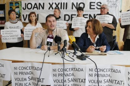 Pla mitjà de Marisa Cañón, membre del Grup de Treball en Defensa de la Sanitat Pública, i de Ferran Mansergas, membre de la Secció Sindical de la CGT de l'Hospital Joan XXIII, en roda de premsa. Imatge del 14 de febrer del 2019