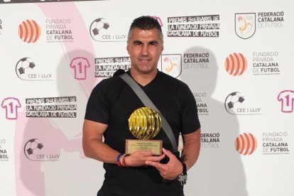 El entrenador recogió un premio a la solidaridad de la FCF.