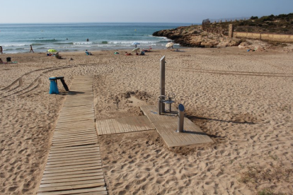 Una de les dutxes de la platja de la Savinosa, adaptada a persones amb problemes de mobilitat.