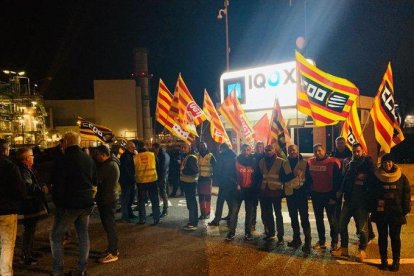 Los trabajadores, ayer por la mañana, delante de la planta de IQOXE.