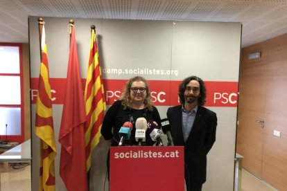 Imagen de Sandra Ramos y Carles Castillo en la rueda de prensa de ayer en la sede del PSC en Tarragona.