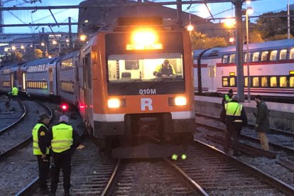 Imagen general del tren que ha salido de un eje del carril en la Estación de Francia de Barcelona.