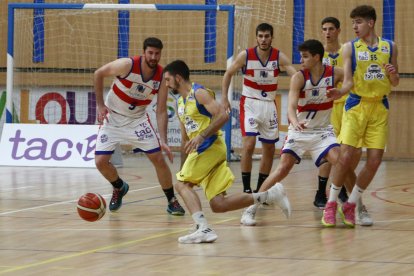 Una imatge del derbi entre el Salou i el Valls, que va caure del cantó local aquest passat diumenge.