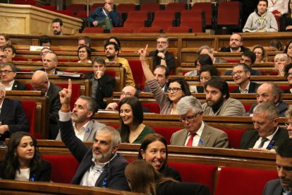 Los diputados de Cs y PSC votando a favor, con los diputados de la CUP en el fondo, el 4 de abril de 2019.