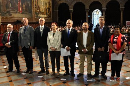 Foto de grupo de los ocho rectores de las universidades públicas catalanas.