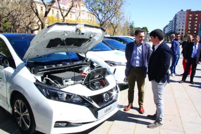 El concejal de Medi Ambient i Ocupació del Ayuntamiento de Reus, Daniel Rubio, con un vehículo eléctrico.