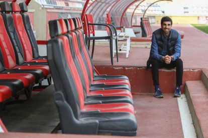 Javi Robles a la banqueta de l'Estadi Municipal de Reus.