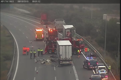 Imatge de l'accident mortal, produït pel xoc de dos camions quan feien cua per un altre camió bolcat a l'AP-7 a Vilafranca del Penedès.