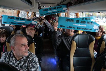 Imatge dels passatgers de l'autocar que ha sortit de Lleida.