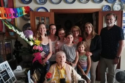 Fotografia de l'acte del centenari de Maria Boronat, veïna de Valls.