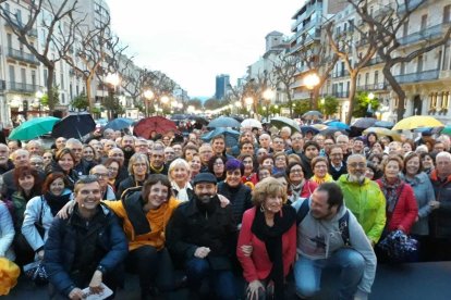 Marcel Mauri, en el centro, con los participantes al debate de la campaña Juicio a la Democracia que se hizo en Tarragona.