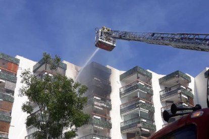 Els Bombers han extingit el foc des de l'exterior per evitar que es propagués al pis superior.