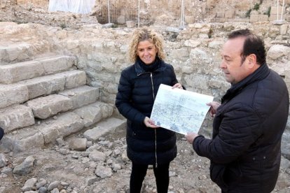 La alcaldesa de Tortosa, Mertixell Roigé, y el director de las excavaciones, Jordi Diloli, ante las escaleras que se han encontrado.