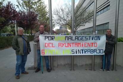 Los afectados, en las puertas del Ayuntamiento de Salou.